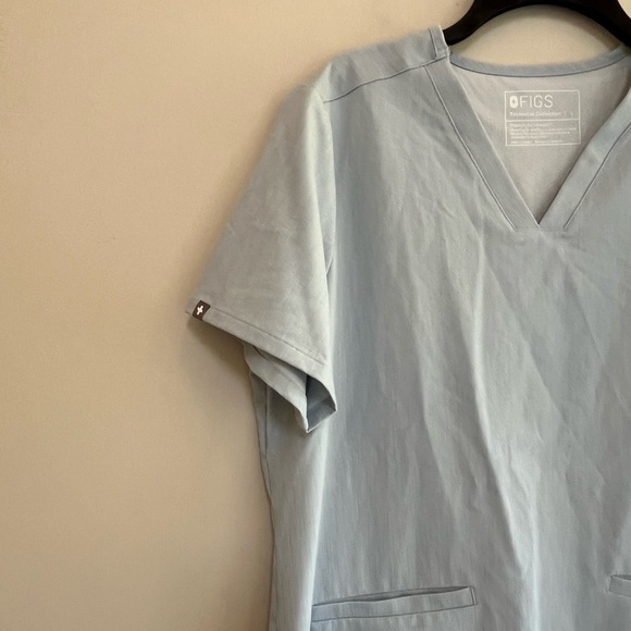 FIGS Casma 3-Pocket Scrub Top in Limited Edition Light Chambray Blue PO 6580, L - Picture 4 of 7